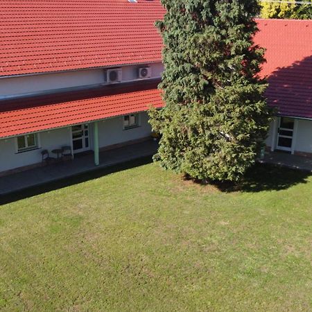 Bed and Breakfast Kira Panzio Lengyeltoti Екстер'єр фото