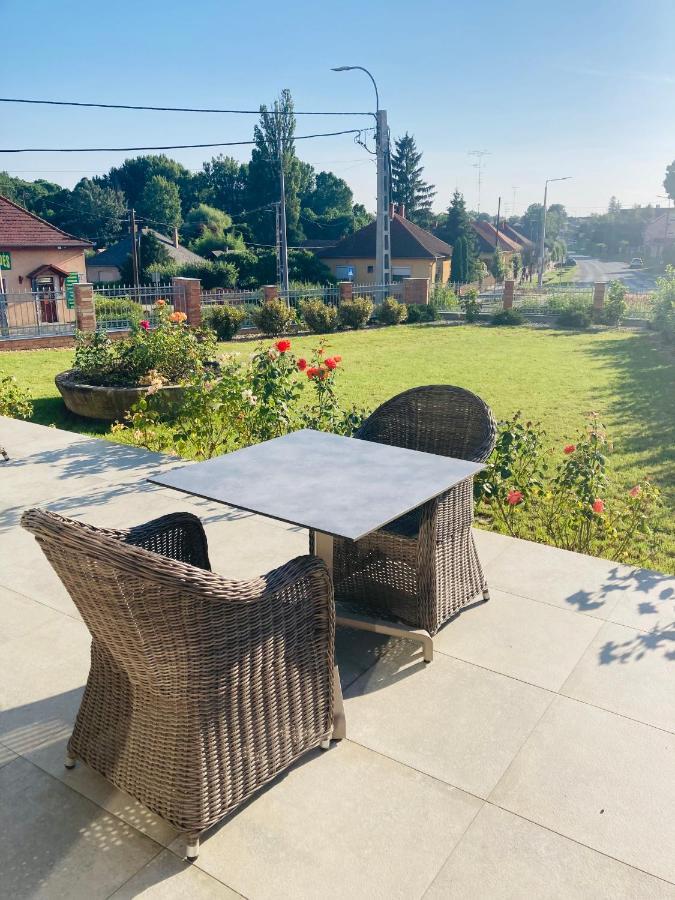 Bed and Breakfast Kira Panzio Lengyeltoti Екстер'єр фото
