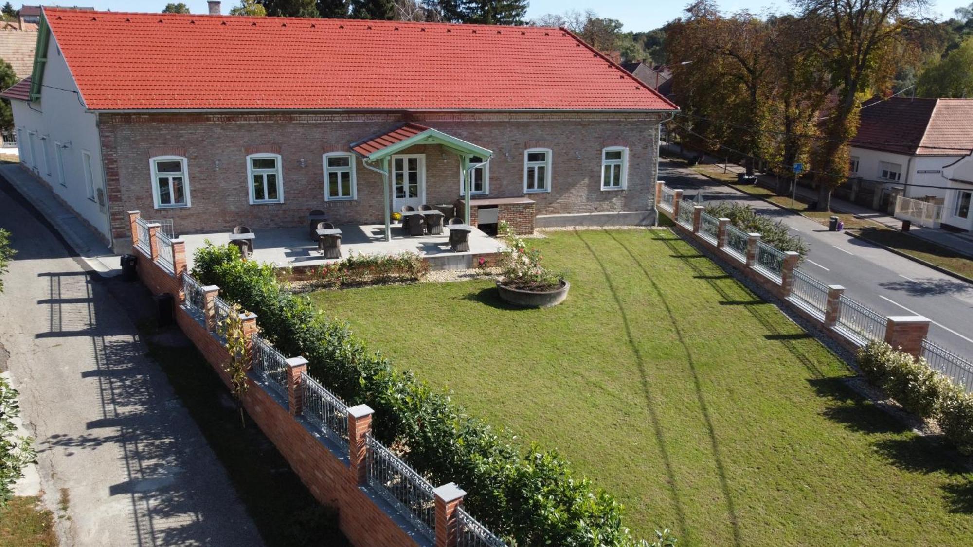 Bed and Breakfast Kira Panzio Lengyeltoti Екстер'єр фото
